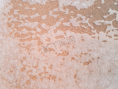 沿海沙滩上的 Mor 波浪、海浪的背景纹理和沙滩上的泡沫。