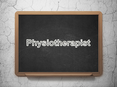 健康理念：黑板背景的物理治疗师