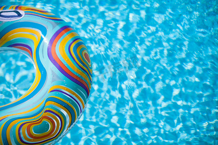 蓝色泳池中的彩色泳池漂浮
