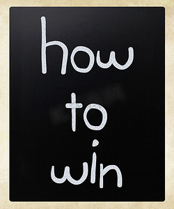 “如何取胜”在黑板上用白色粉笔手写