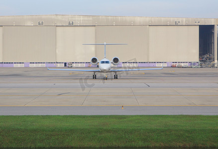 私人喷气式飞机停放在机场停车场