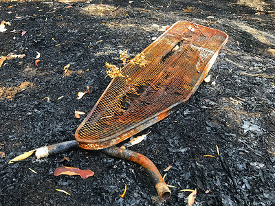 丛林大火后烧焦生锈的熨衣板