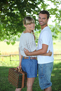 周围的环境摄影照片_去野餐的年轻夫妇
