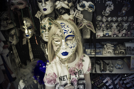 欧洲小丑摄影照片_女孩和威尼斯面具