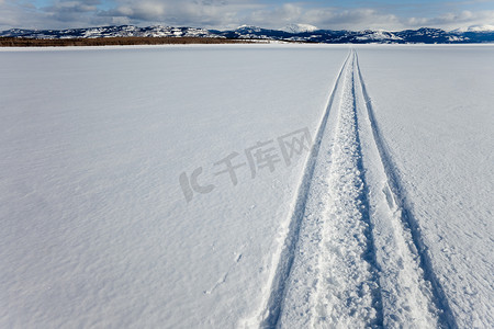 冰湖上的 Skidoo 跑道