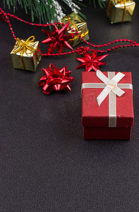 圣诞节或新年深色木质背景，圣诞黑板框着季节装饰