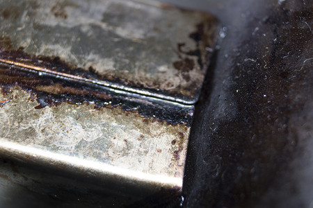油污的厨房摄影照片_油腻生锈的金属