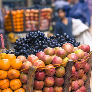 小贩在尼泊尔加德满都的 Thamel 出售他的水果。