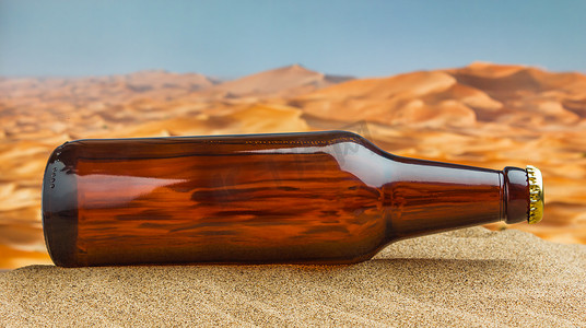 瓶啤酒在沙漠