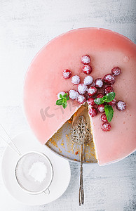 桌上有浆果的覆盆子酸奶蛋糕。