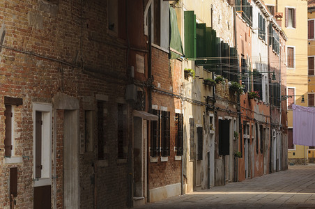 威尼斯的日食摄影照片_狭窄的街道在威尼斯，威尼托，意大利，欧洲