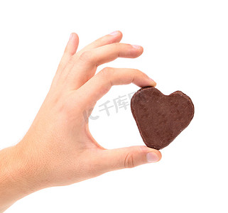 手中拿着巧克力的白色亲吻饼干。