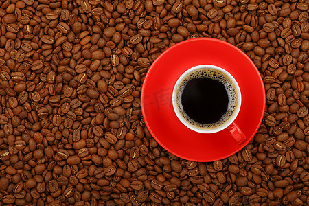 红杯美式咖啡，咖啡豆上有碟子