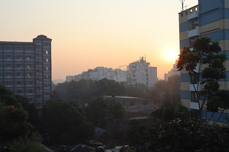 窗户白云摄影照片_夕阳和白云在天空