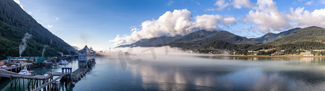 阿拉斯加加斯蒂诺海峡朱诺港和云雾缭绕的群山全景拍摄。