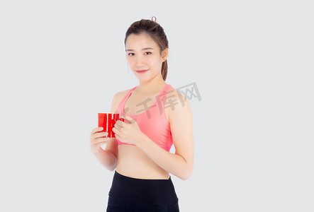 运动后喝水的美丽亚洲年轻女性