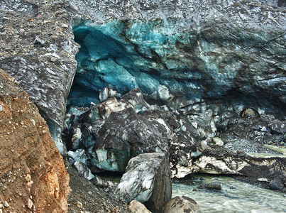 Kverkfjoll 的冰川冰洞