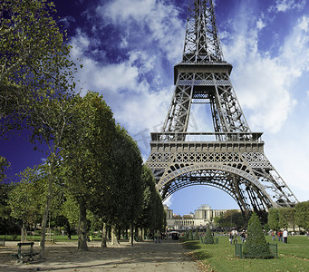 Parc du Champs de Mars 的艾菲尔铁塔