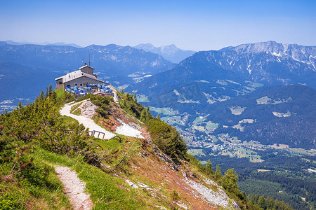 鹰巢或 Kehlsteinhaus 藏身处位于阿尔卑斯山景观上方的岩石上