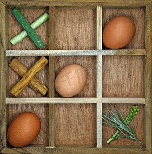 井字棋游戏摄影照片_Noughts 和 Crosses 井字棋配鸡蛋和香草