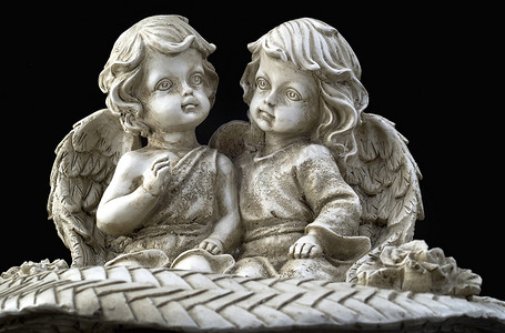 坐着两个美丽的天使