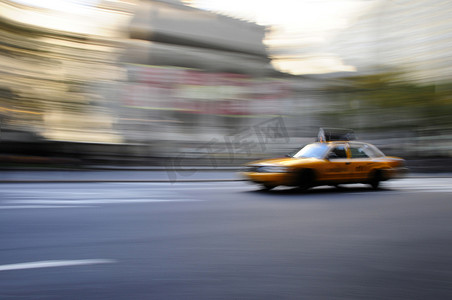 出租车在模糊的街道上超速行驶