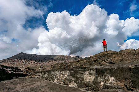 鲁东大学logo摄影照片_摄影师在印度尼西亚东爪哇 Bromo Tengger Semeru 国家公园的布罗莫火山 (Mount Bromo) 拍照。