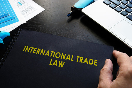 非法贸易摄影照片_国际贸易法和桌上的笔记本。