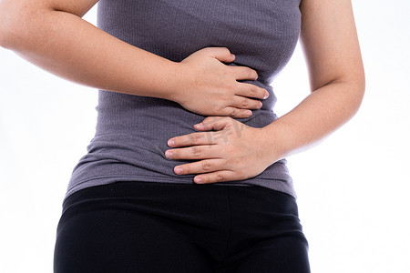 肠道背景摄影照片_患有胃痛和受伤的妇女孤立的白色背景。