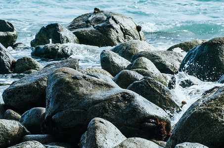 利马以南圣巴托洛海滩的岩石和大海