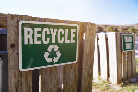 公共海滩的回收和废物信息标志