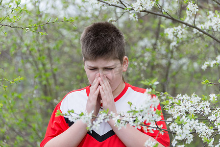 春天花园里患有过敏性鼻炎的男孩