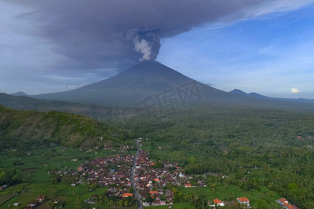 大气喷雾摄影照片_火山喷出的灰烬。
