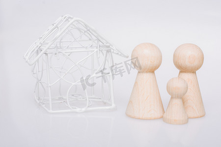 模型房子和人的木小雕像作为家庭概念