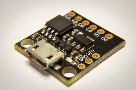 特写 ATTiny 32，一个类似 arduino 的微控制器