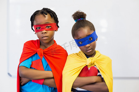 毯红摄影照片_假装是超级英雄的男孩和女孩