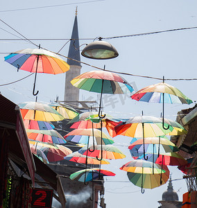 悬挂在街道上方的彩色雨伞