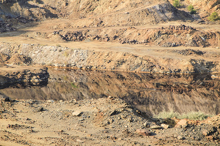 矿业摄影照片_La Union 矿业公园和赭色水湖