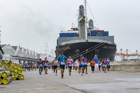 泰国曼谷 — 5 月 29 日：运动和健康的人跑进来