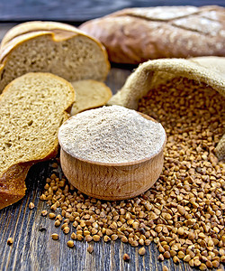 碗中的面粉荞麦，船上有谷物和面包