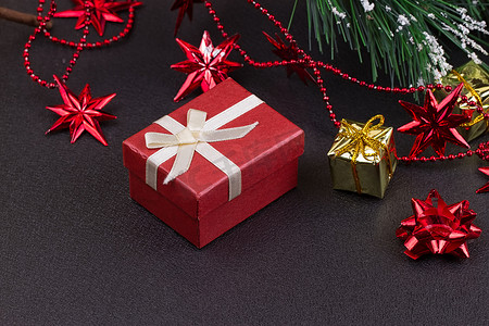圣诞节或新年深色木质背景，圣诞黑板框着季节装饰
