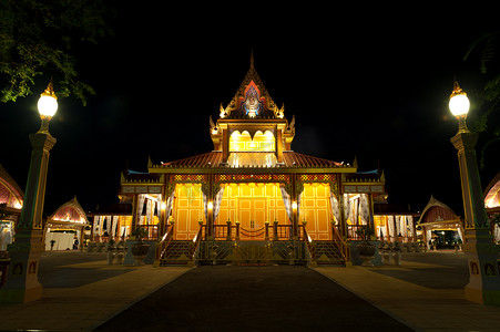 THAILAND-APRIL 8：泰国人参观了曼谷 泰国-4 月 15 日：2012 年 4 月 8 日在泰国 Sanam luang 举行的 Bejaratana 公主殿下的皇家火葬