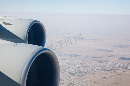 超级巨无霸摄影照片_班机喷气发动机和沙漠景观