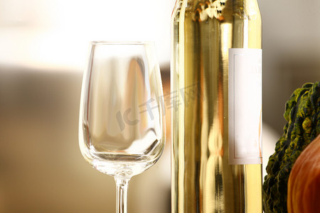 白葡萄酒瓶摄影照片_白葡萄酒杯与白葡萄酒瓶