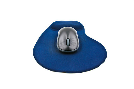 白色背面隔离的蓝色鼠标垫上的无线计算机鼠标