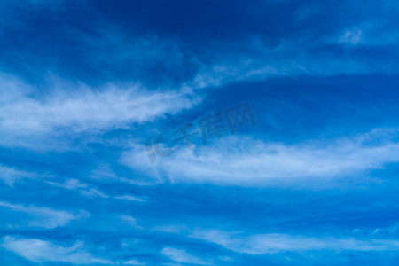天空深蓝摄影照片_美丽的深蓝天空和洁白的云彩抽象背景。
