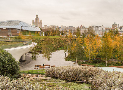 2019猪卡通摄影照片_俄罗斯莫斯科，Zaryadye 公园，2019 年 10 月 10 日：保留大使馆大圆形剧场的景色。