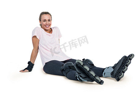 快乐的女直排轮滑运动员放松的肖像