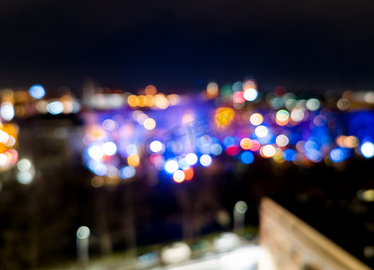 由五颜六色的散景城市灯光在夜间制成的抽象背景