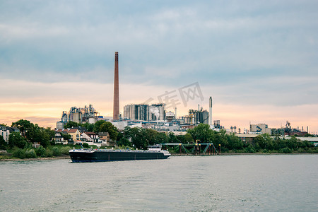 油轮摄影照片_德国科隆 2020 年 8 月，莱茵河内陆航运集装箱、德国莱茵河上的大型集装箱和油轮